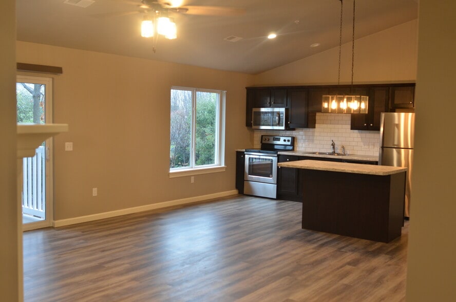 Building Photo - 301 Valley Rd