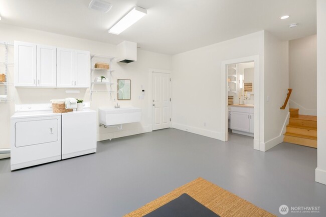 Building Photo - Light-Filled Magnolia Home with Spectacular Northwest Views