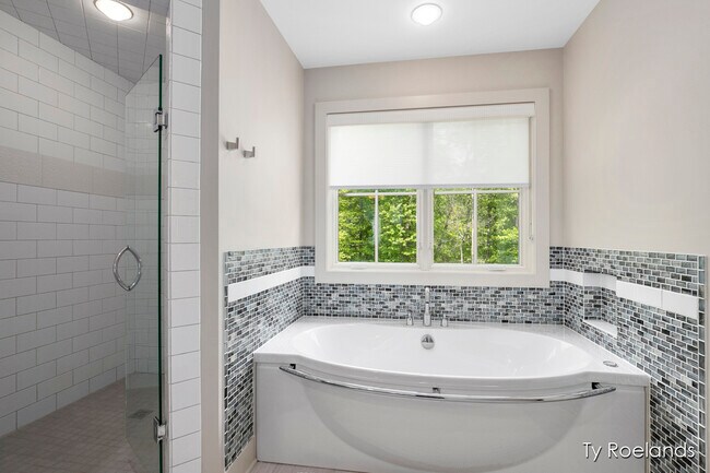 Building Photo - 3757 Lake Birch St NE