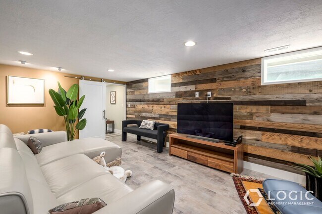 Building Photo - Beautiful Home in Salt Lake!
