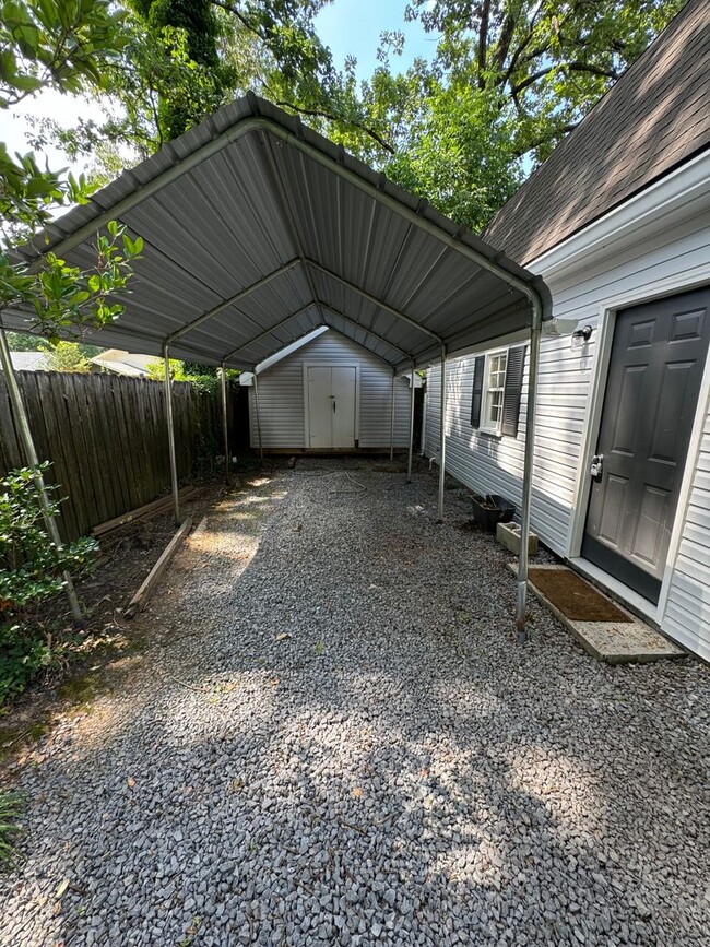 Building Photo - 1/1 Garage Apartment in Old Summerville Pa...