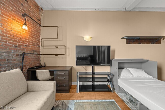 Building Photo - 1133 W 9th St