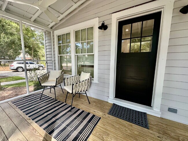 Building Photo - Low Country Cottage located in the Heart of Bluffton!