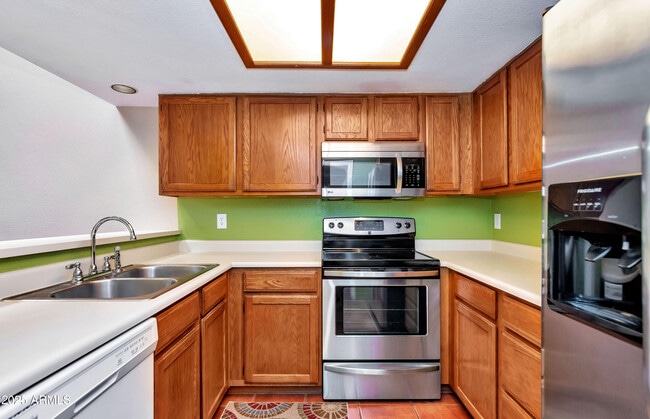 Building Photo - 33 E Beck Ln