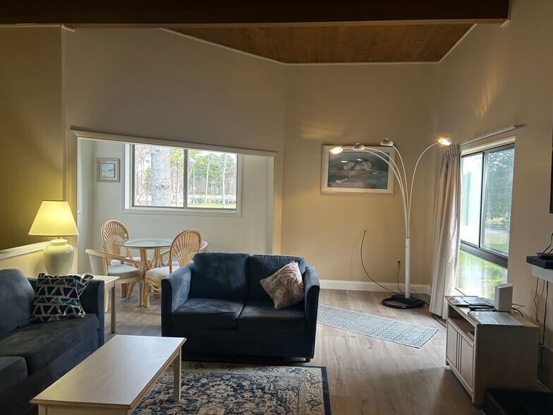 Living - 438 Ocean Pky