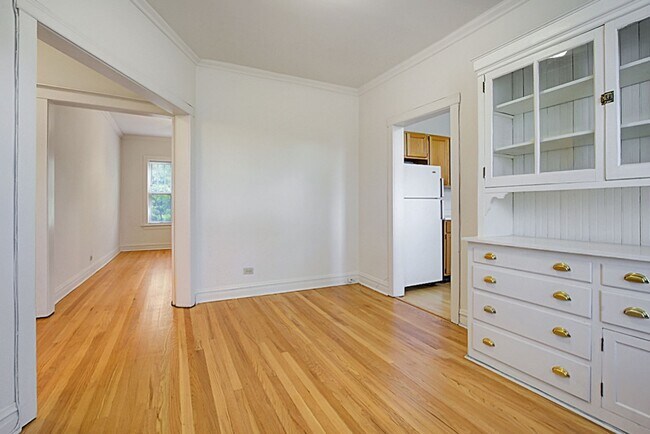 Building Photo - Light and Bright West Wrigleyville/Roscoe Village