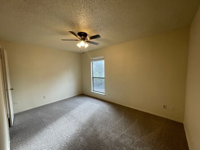 Building Photo - Cosy 2-1 1/2 with a great yard!