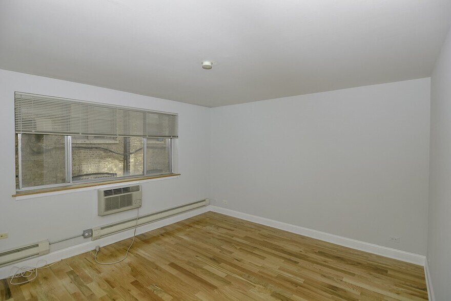 Building Photo - 665 W Wrightwood Ave