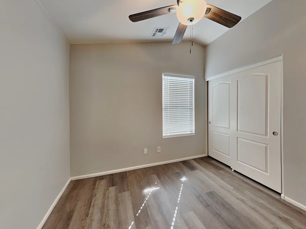 Building Photo - 7261 W Glenn Dr