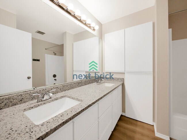 Building Photo - Spacious Private 2 Bed 2 Bath Condo for Rent!