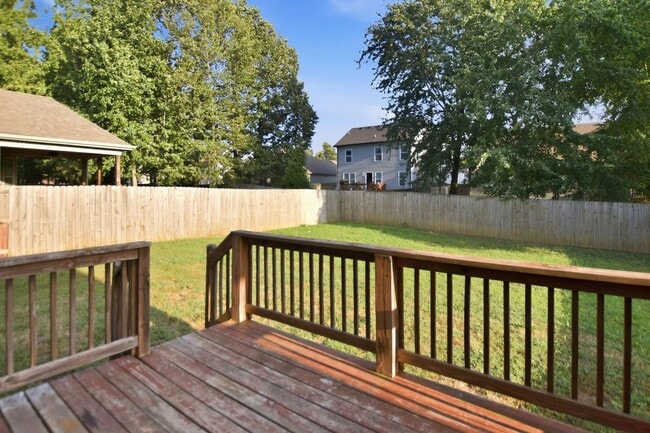 Building Photo - Three Bedroom in Magnolia Place!