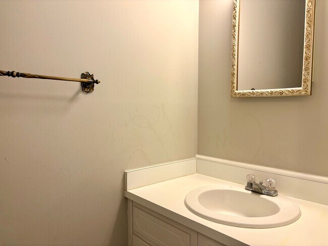 Building Photo - 3 Bedroom Townhome in Western Guilford District