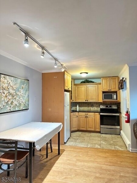 Building Photo - 197 N Beverwyck Rd