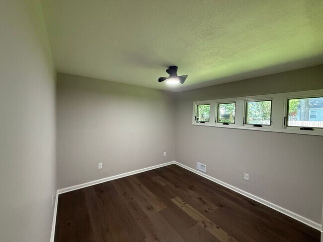 Building Photo - Westwood KS Renovated 3 Bed/2.5 Bath MainLevel Home with Attached Garage and Utilities w/Fee, Own...