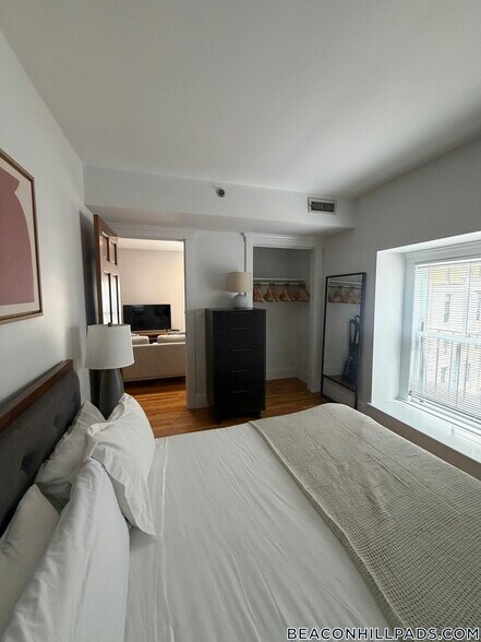 Building Photo - 14 Derne St