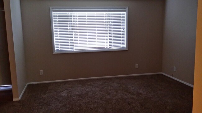 Building Photo - Meridian Manor 3 bedroom/1.5 home with newer carpet and paint!