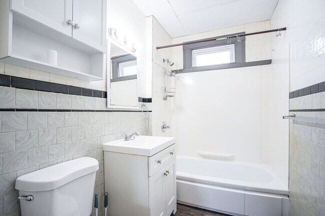 Building Photo - 10-12 River Street