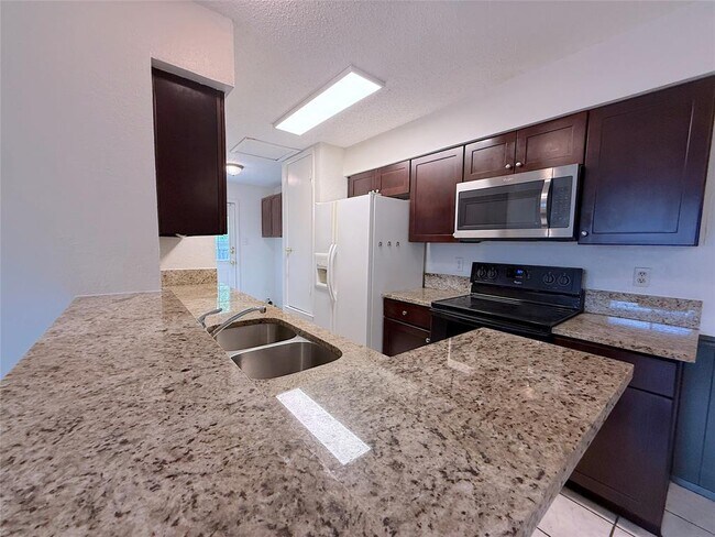 Building Photo - 9900 Hundred Oaks Cir