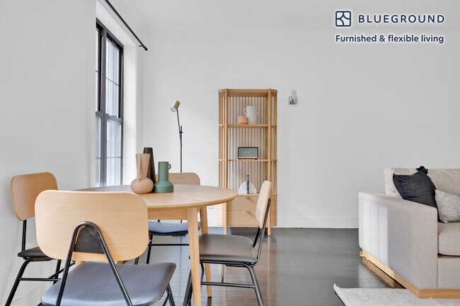 Building Photo - 15 W 55th St