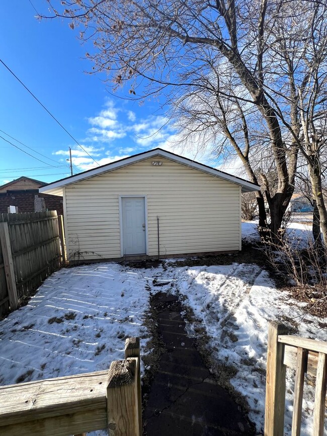 Building Photo - AVAILABLE JUNE 1st - 3 Bed, 1 bath House!