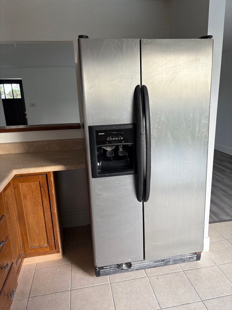 Building Photo - Spacious 2/2 with a garage available until end of December