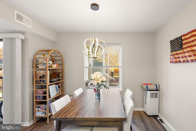 Building Photo - 9728 Kingsbridge Dr