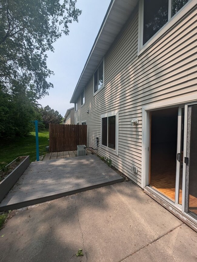Building Photo - Updated 3BR Townhome in Eagan – Close to S...