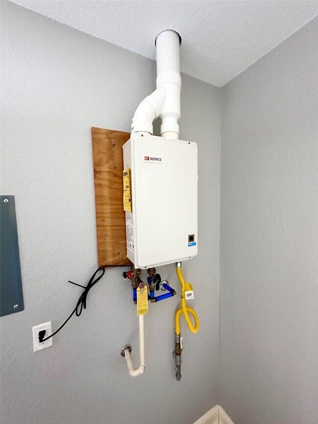 Building Photo - 8021 White Ave