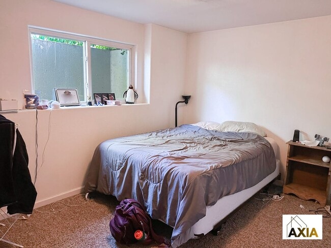 Building Photo - Spacious Home Right on the Park!