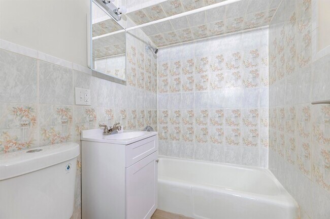 Building Photo - 423 Avenue C