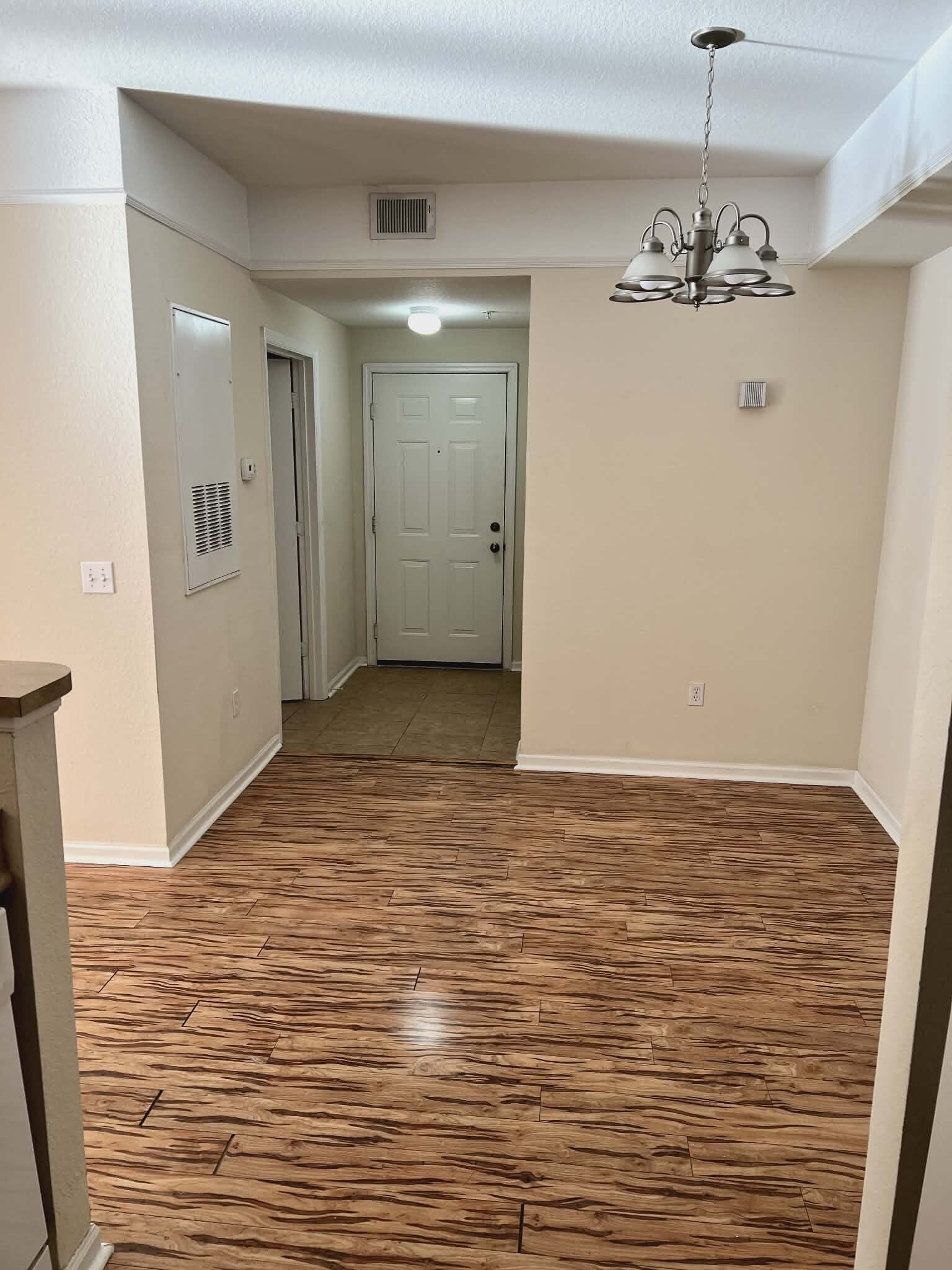 Building Photo - 2801 Chancellorsville Dr