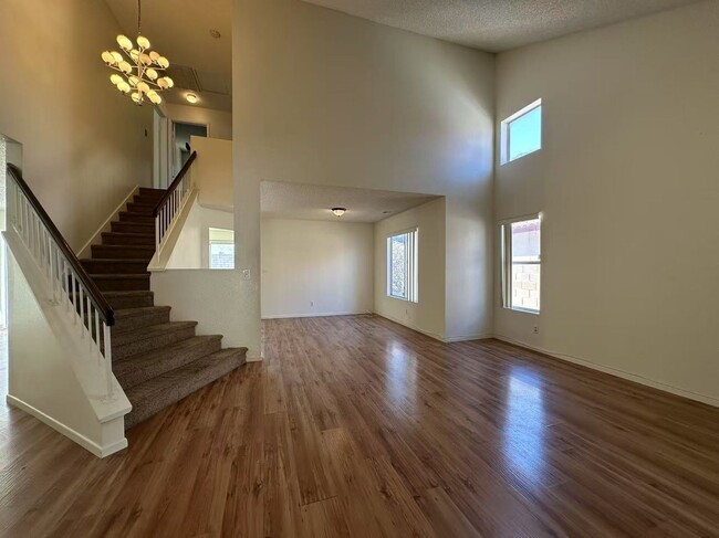 Building Photo - ozy 2-story single-family hom
