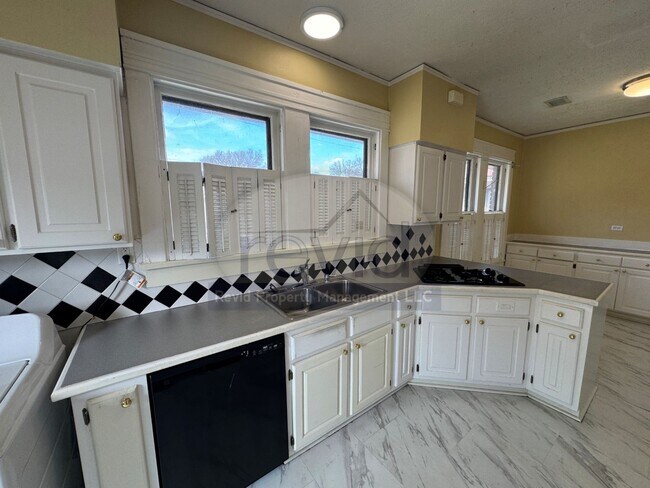 Building Photo - MALLORY 255