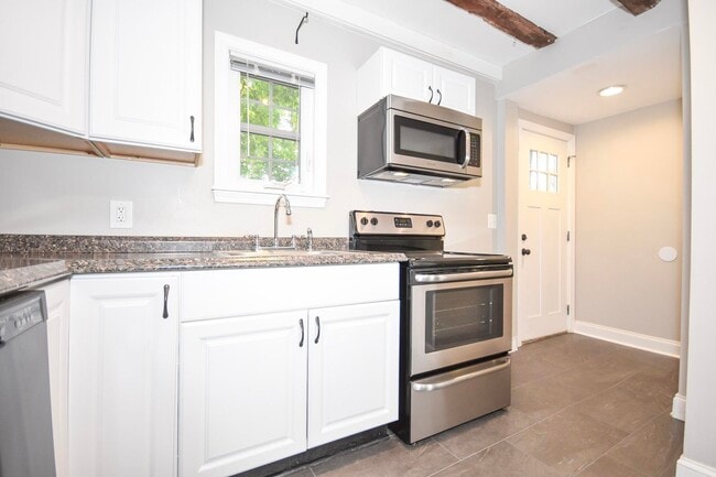 Building Photo - 5 Fern Ct