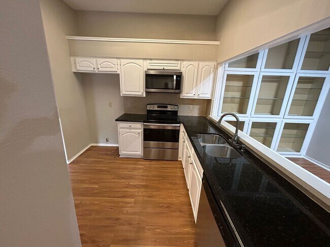 Building Photo - Ready to move in.....Fresh Paint and much more....