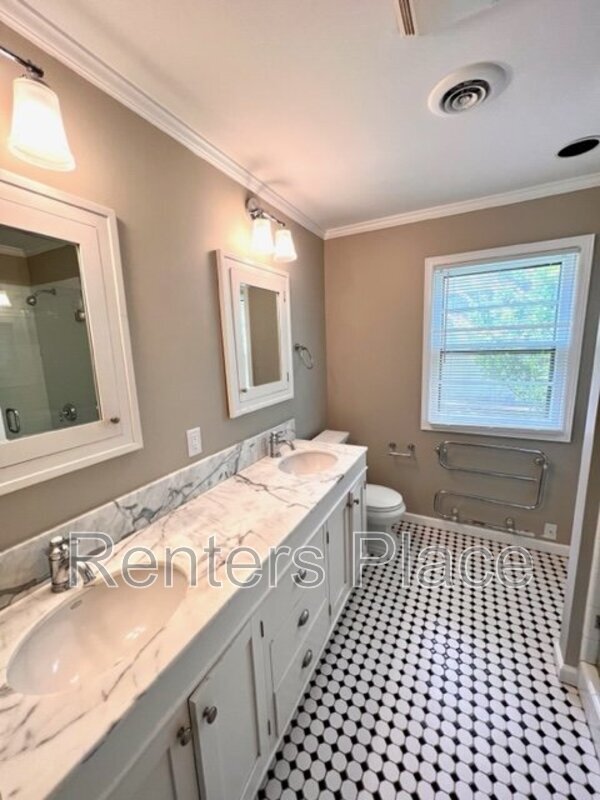 Building Photo - 3315 S Lewis Ave