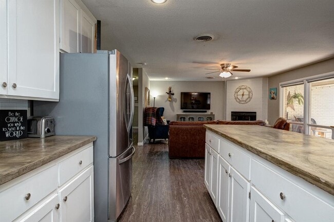 Building Photo - Pre-Leasing - 3 bed 2 bath