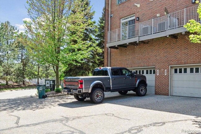 Building Photo - 537 Lewis St