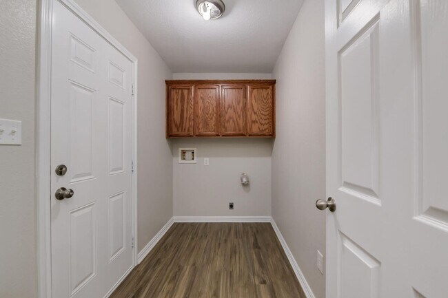 Building Photo - Midway ISD Country Home