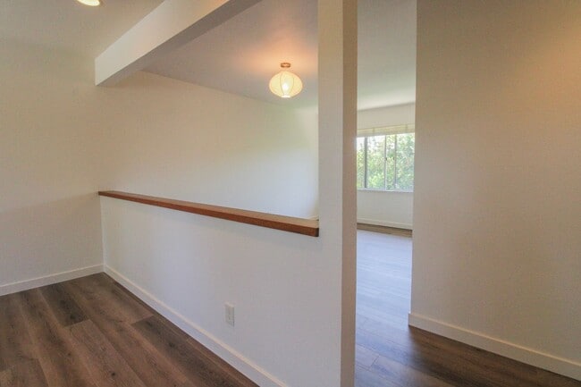 Building Photo - 298 Country Club Dr
