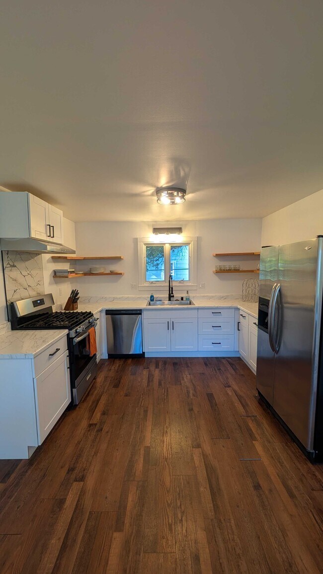 Primary Photo - 405 N Cloverdale Blvd