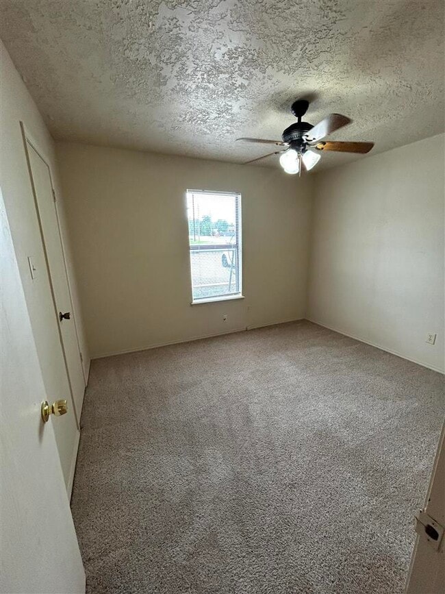 Building Photo - 905 NE Rogers Ln