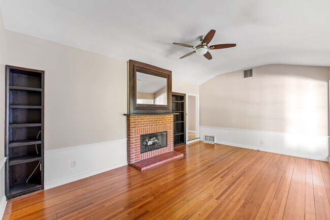 Building Photo - Single-story 3+3 in Woodland Hills w/appli...
