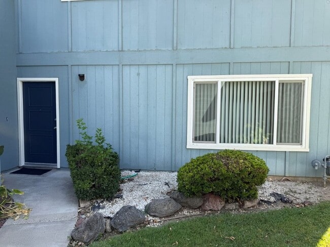 Building Photo - Updated Knollwood Condo with Community Pool