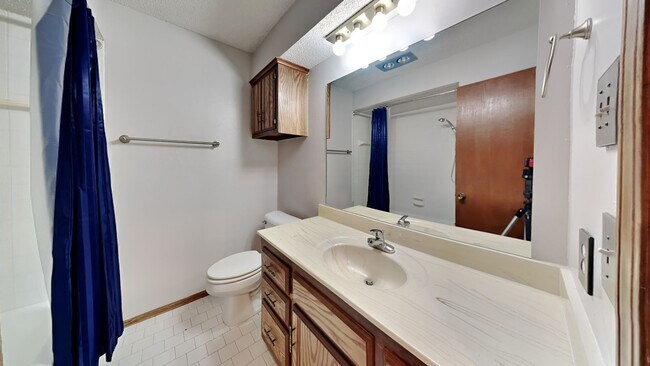 Building Photo - Spacious Townhouse 3 Bedroom 2 Bathroom with Bonus Room