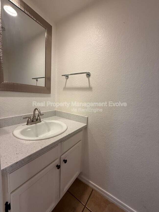 Building Photo - 3228 W Glendale Ave