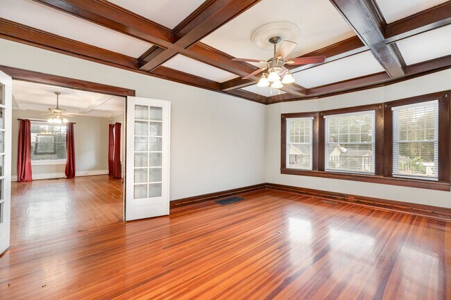 Building Photo - **Price Reduced with HOLIDAY MOVE-IN SPECIAL! $500 off 1st full month's rent with lease signed by...