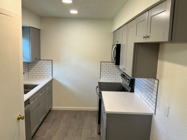 Building Photo - 4/2 with Premium Finishes & Great Backyard