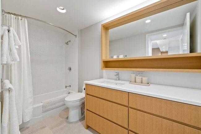 Building Photo - Sky Ala Moana (West) #3305 - Fully Furnished 1 BR/1 BA/1 Parking