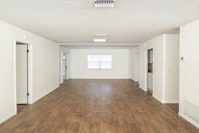 Building Photo - 1040 Dorado Dr